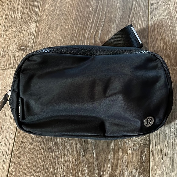 Last one! NWT Lululemon Black Everywhere Belt Bag! - Picture 2 of 12